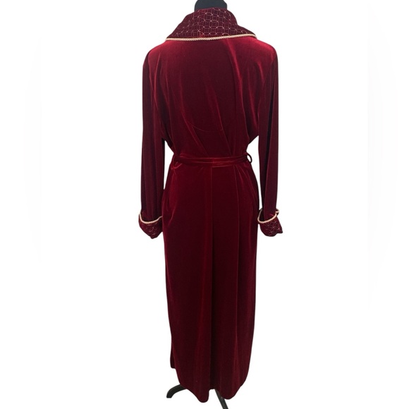Luxurious Red Velvet Belted Maxi Robe - Picture 5 of 7